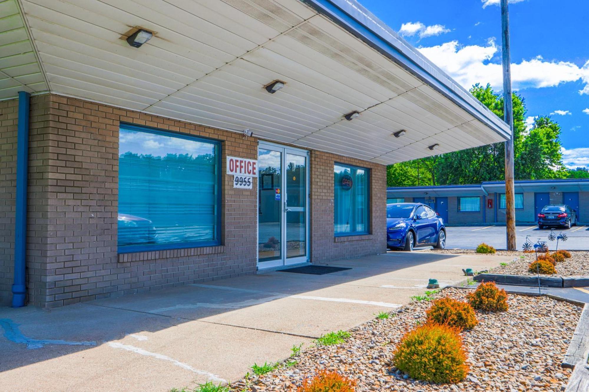 Oyo Hotel North Lima Oh - Boardman Exterior photo