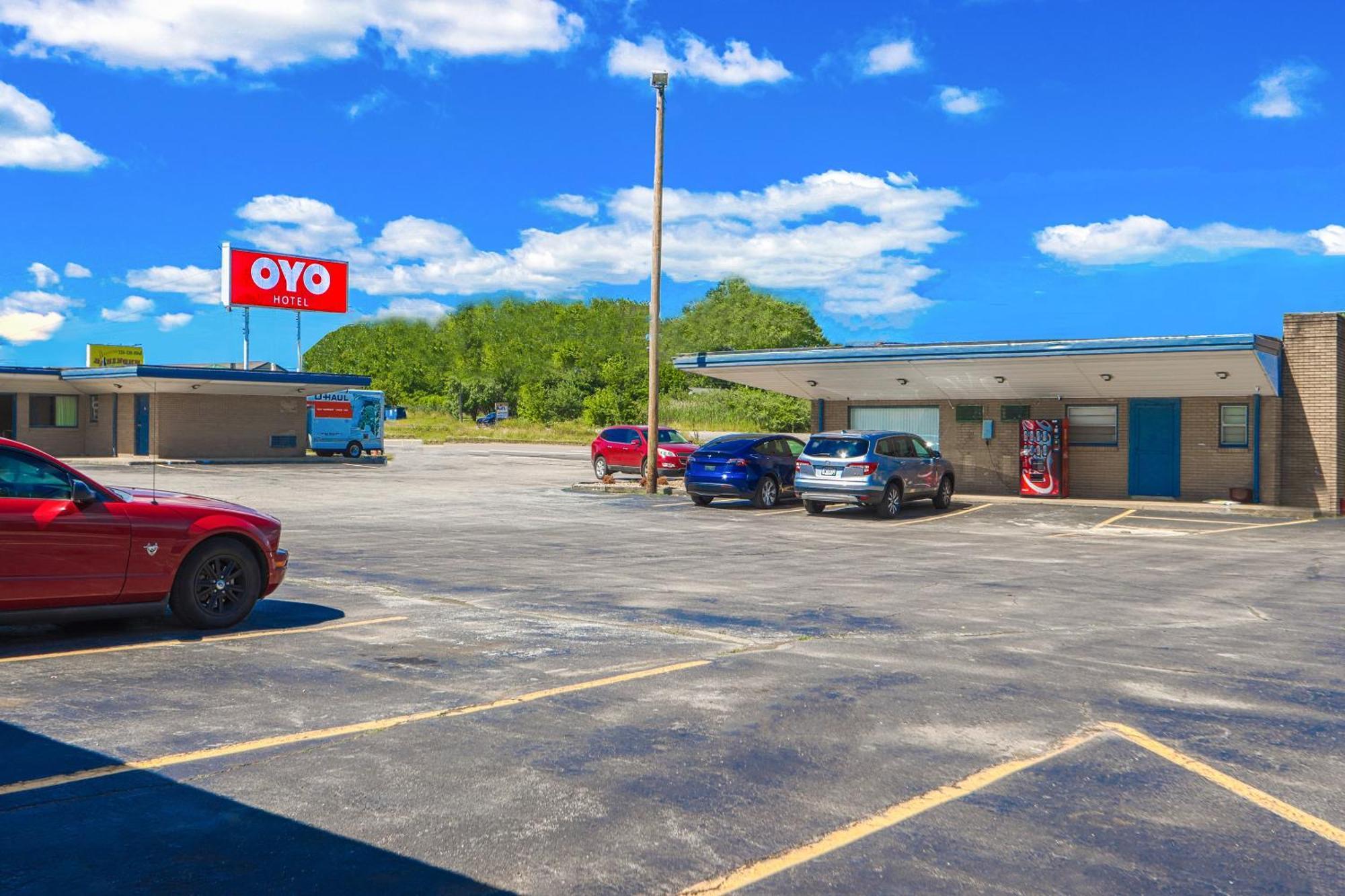 Oyo Hotel North Lima Oh - Boardman Exterior photo