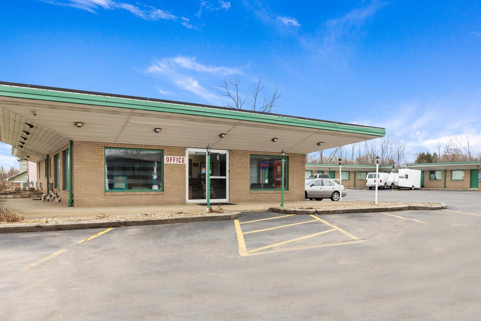 Oyo Hotel North Lima Oh - Boardman Exterior photo